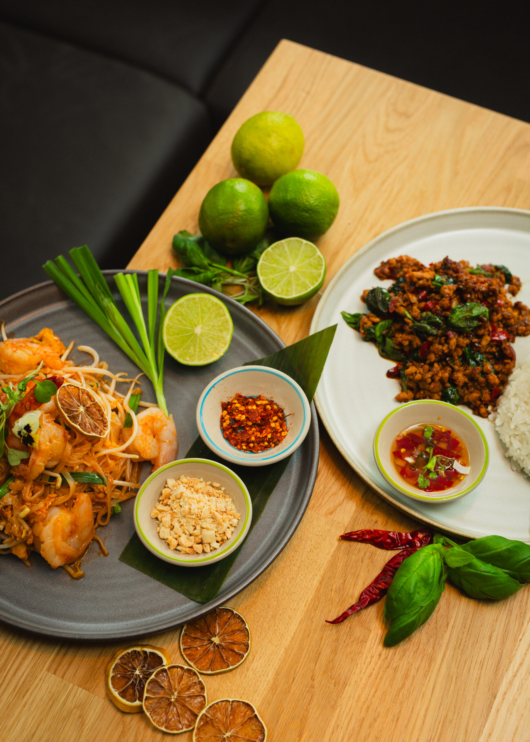 Phad thai -annos katkaravuilla ja kapao-kastikkeella Ravintola Arunan menusta